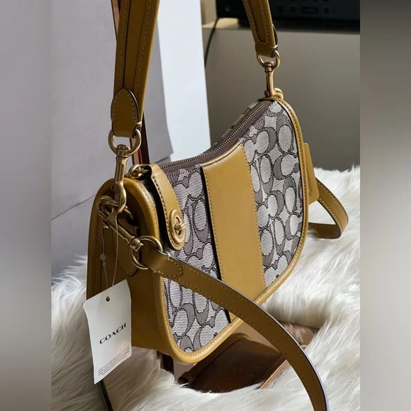 💰SOLD - CD678 - Coach Swinger in Signature Jacquard - Picture 2 of 11